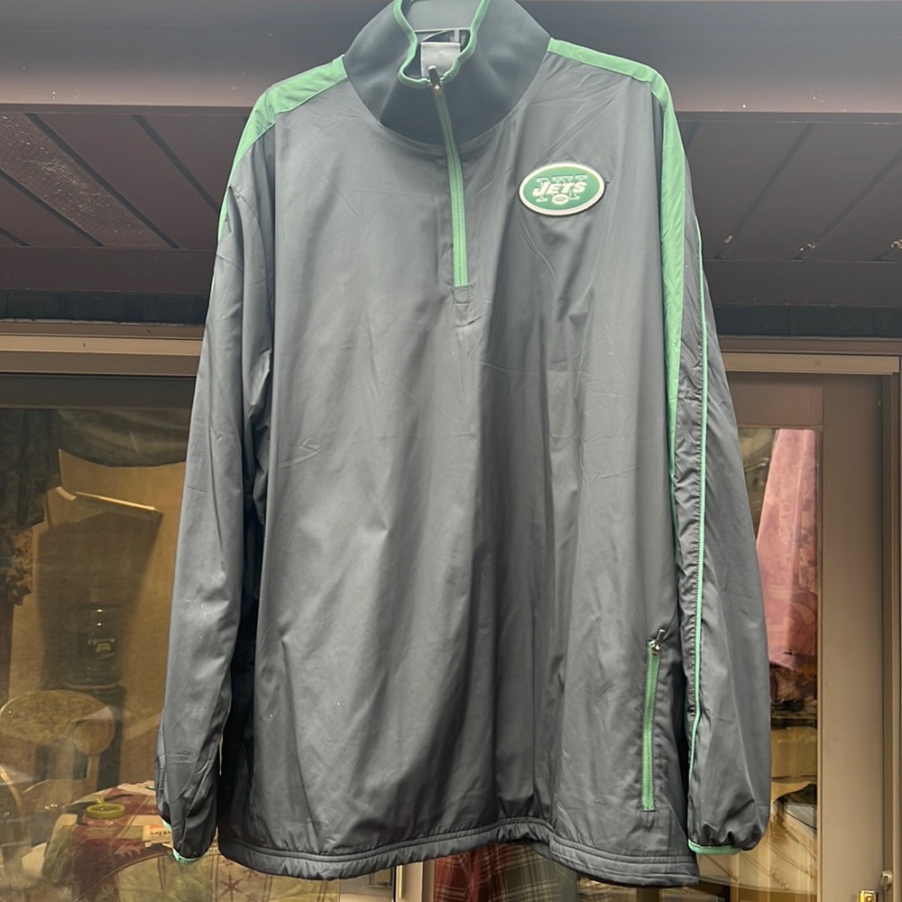 Like new NFL JETS Onfield apparel. Size XL. Mesh interior, Quarter Zip Pullover